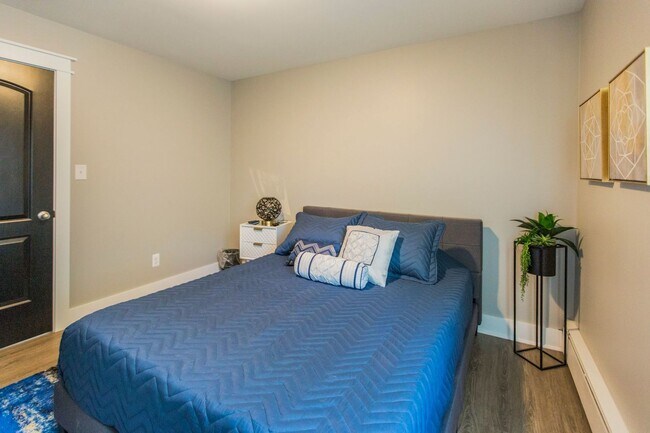 Building Photo - COMPLETELY UPDATED ROYAL OAK UNIT