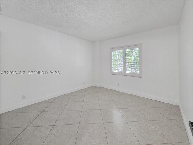 Building Photo - 2212 S Cypress Bend Dr