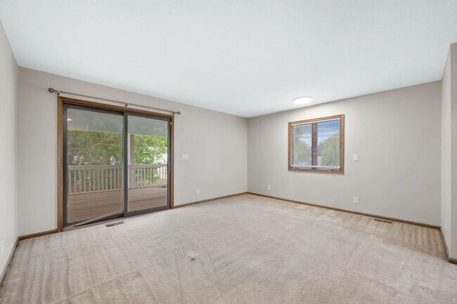 Building Photo - HUGE 4 Bedroom, 3.5 Bathroom!