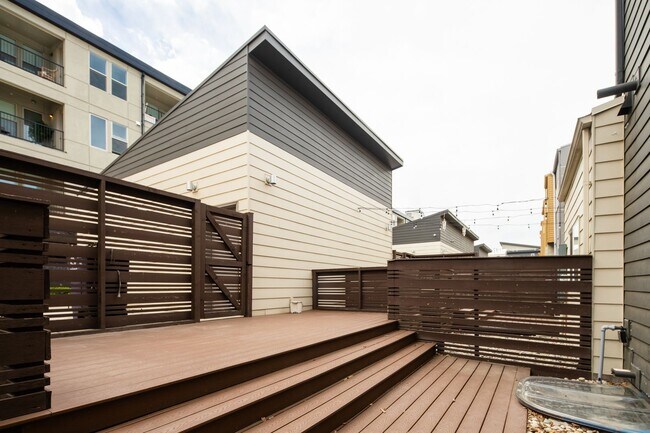 Building Photo - Modern 3 bed / 4 bath, 3 story townhome!