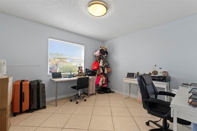 Building Photo - 14012 SW 38th Terrace