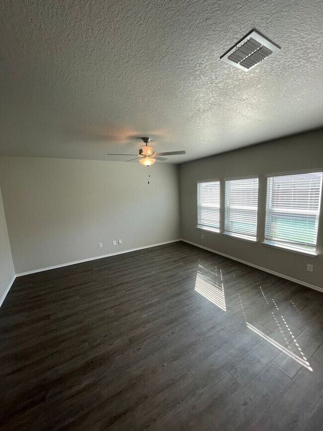 Building Photo - Don't Miss This Spacious 4-Bed, 2-Bath Home Available Now in Scott's Hollow!