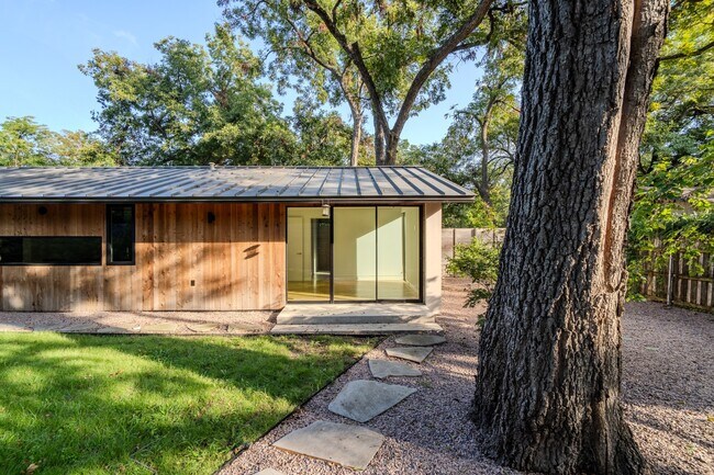 Building Photo - 8571 Eustis Ave