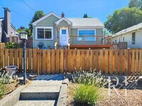 Building Photo - Classic Charmer with Water Views in the He...