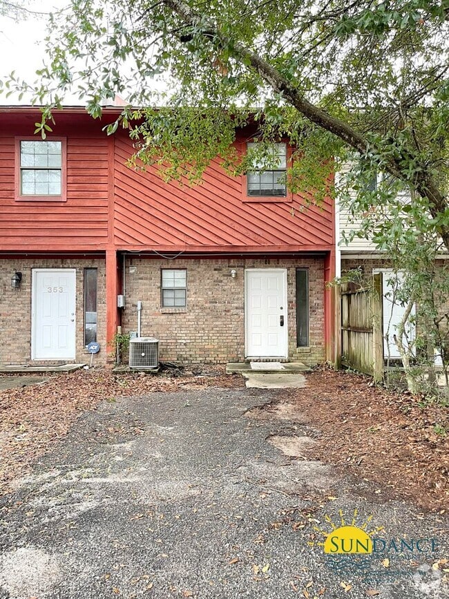 Building Photo - Great Centrally Located 2 Bedroom Townhous...