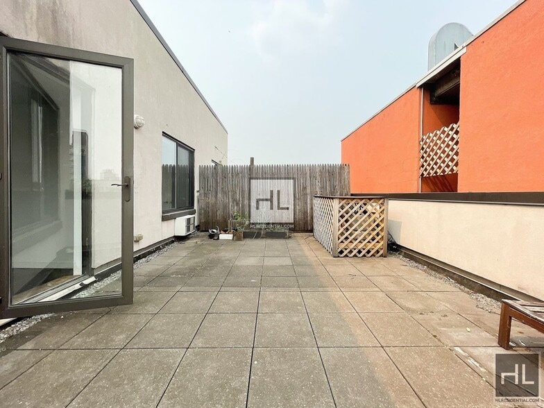 Building Photo - METROPOLITAN AVENUE
