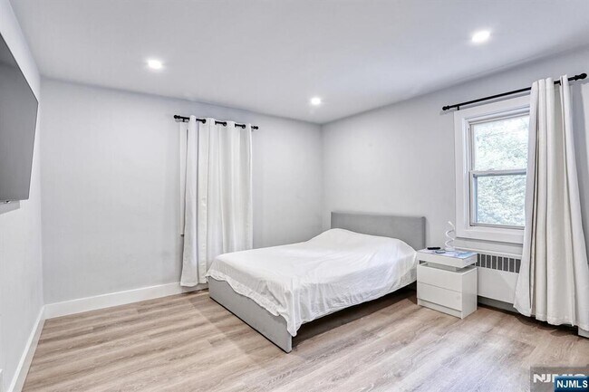Building Photo - 1600 Fair Lawn Ave