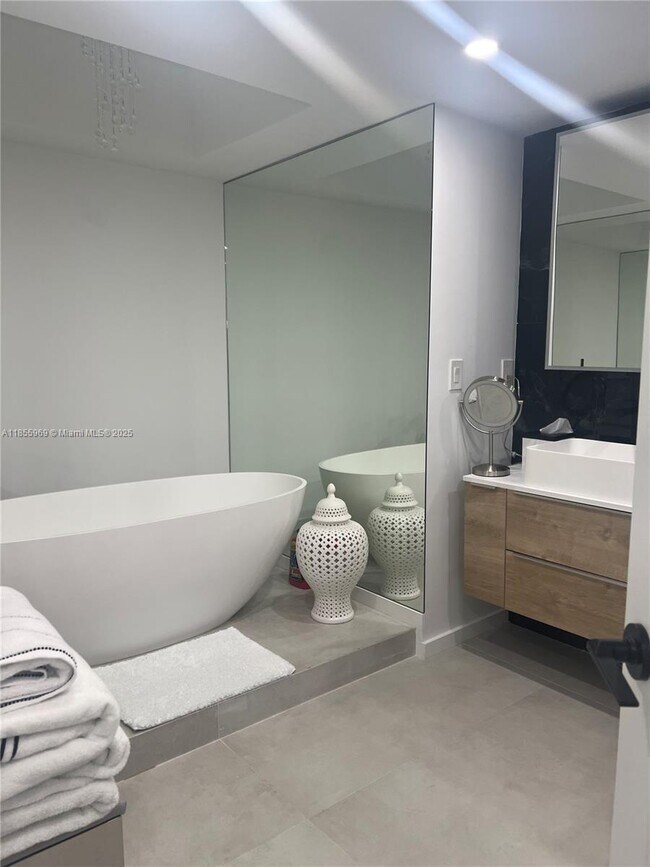 Building Photo - 20191 E Country Club Dr