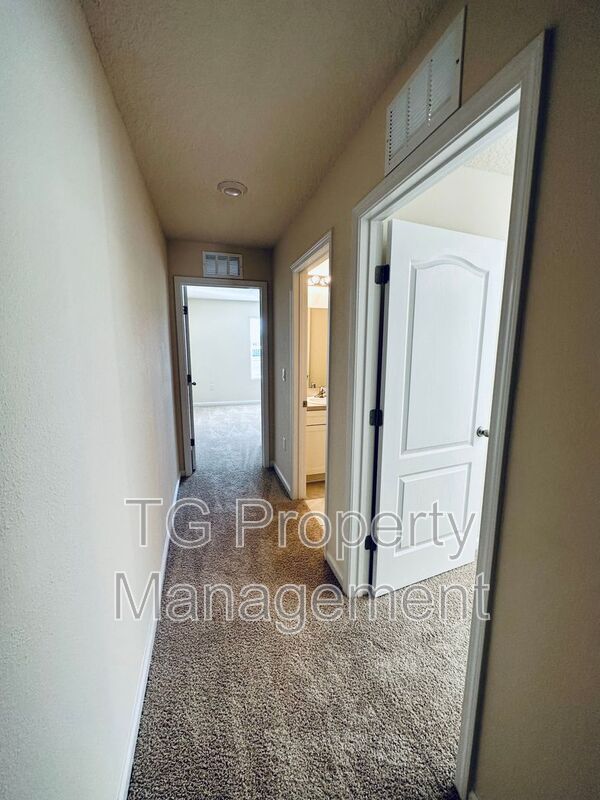 Building Photo - 70 Oarsman Xing Dr