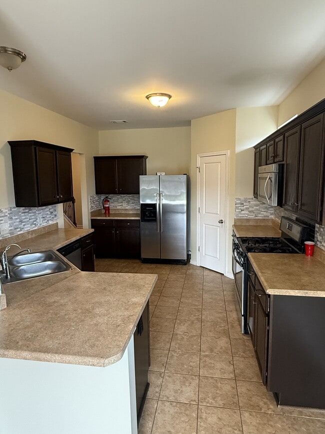 Building Photo - 1629 Robindale Dr