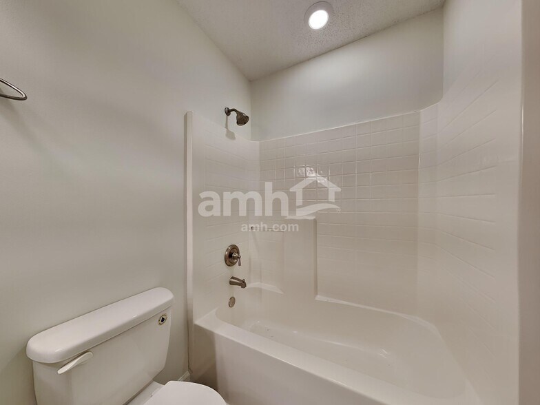 Building Photo - 3028 Crusades St