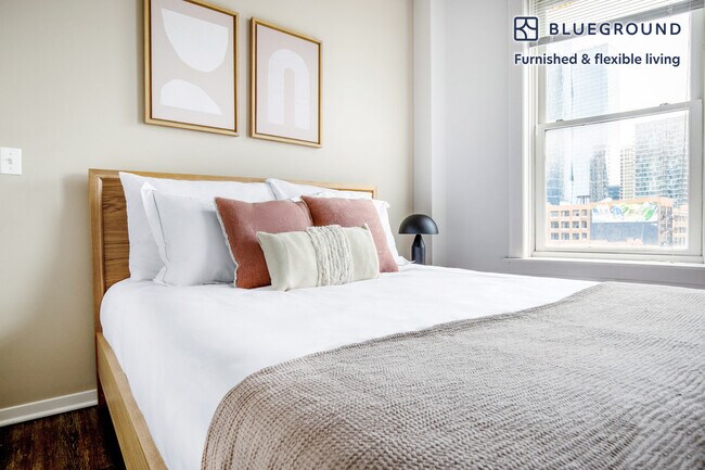 Building Photo - 30 E Roosevelt Rd