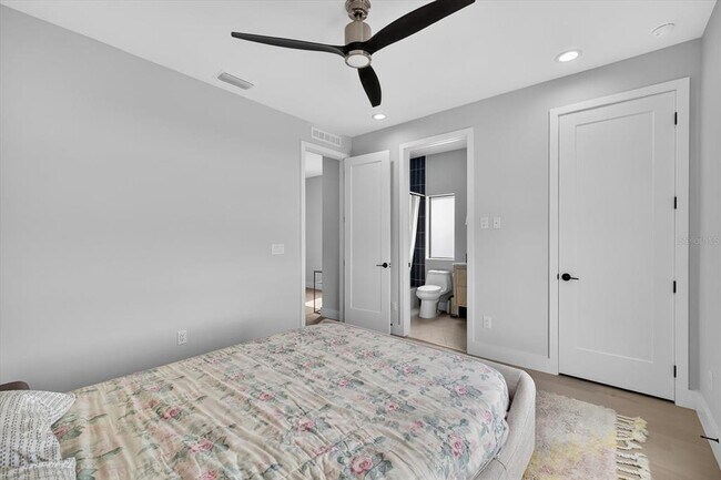 Building Photo - 423 W Amelia Ave