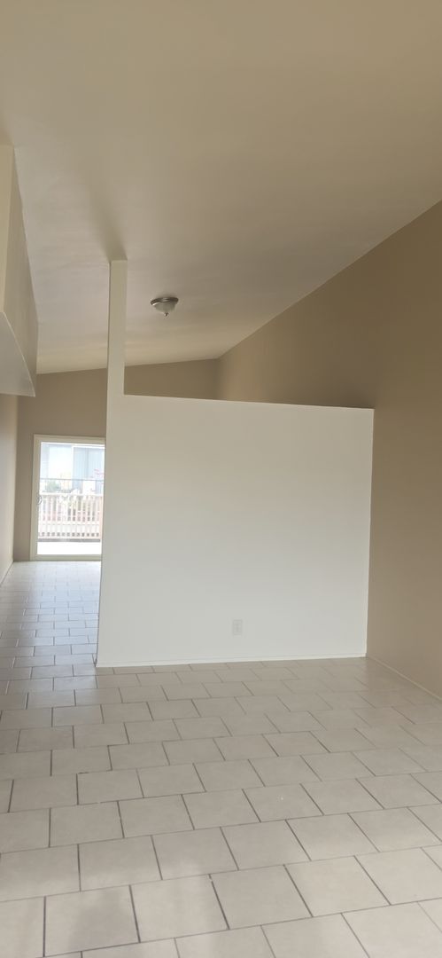 Building Photo - 821 N Vineyard Ave