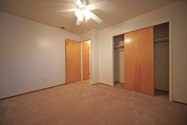 Building Photo - Charming 2-bedroom 1-bathroom in Carmichael!