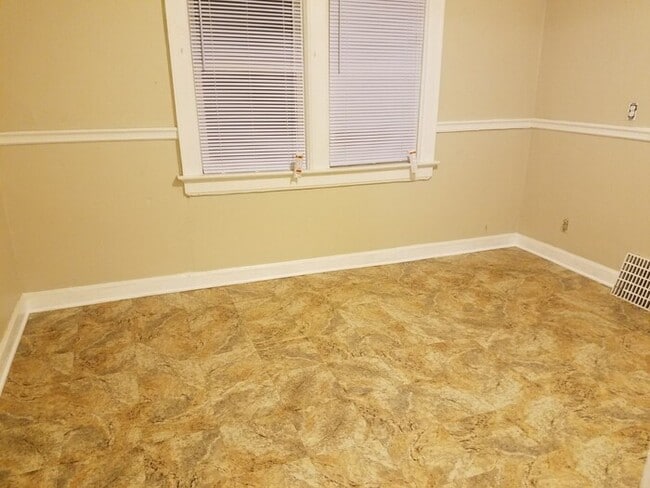 Building Photo - Recently Updated 2 Bedroom Upper Duplex wi...