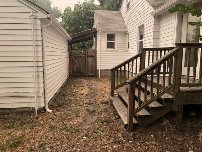 Building Photo - Campus House ~ 3 bedroom, 2 bath