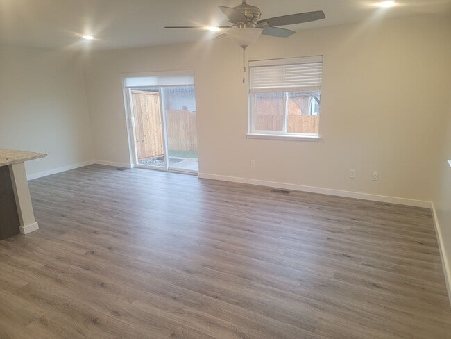 Building Photo - 609 13th St