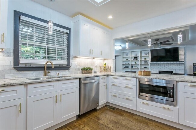 Building Photo - 6680 Williamson Dr NE