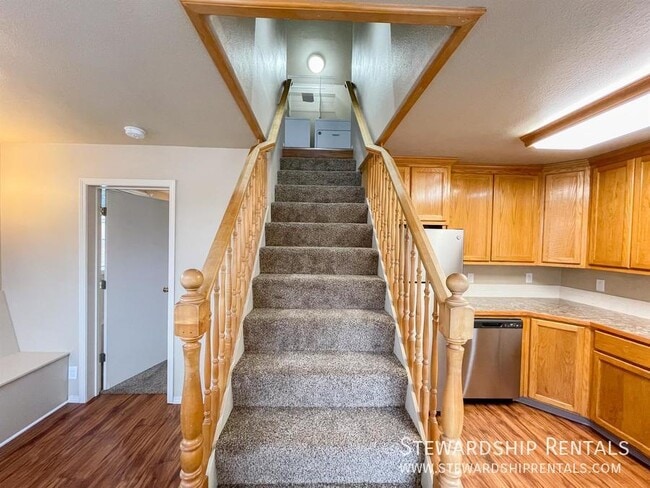 Building Photo - 1472 E 19th Ave