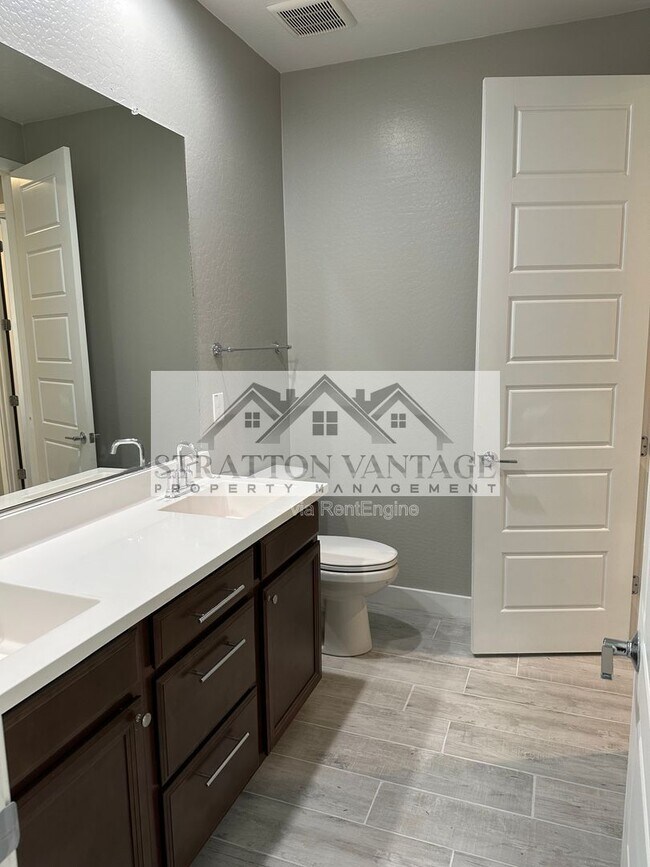 Building Photo - 9638 E Tesla Ave