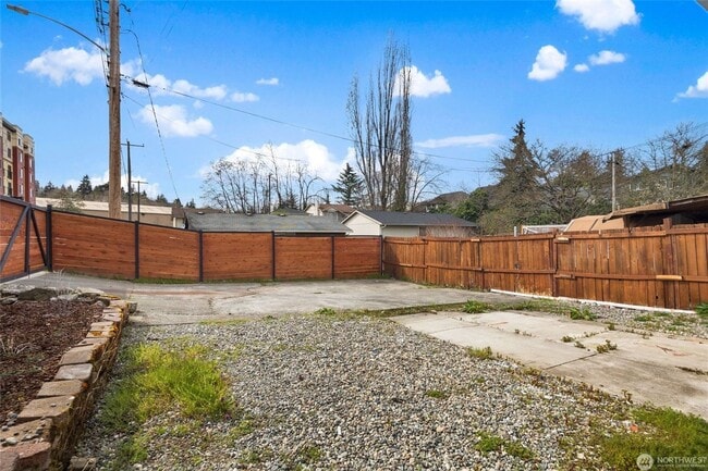 Building Photo - 5 Bedroom 2 Bathroom House with Large Lot