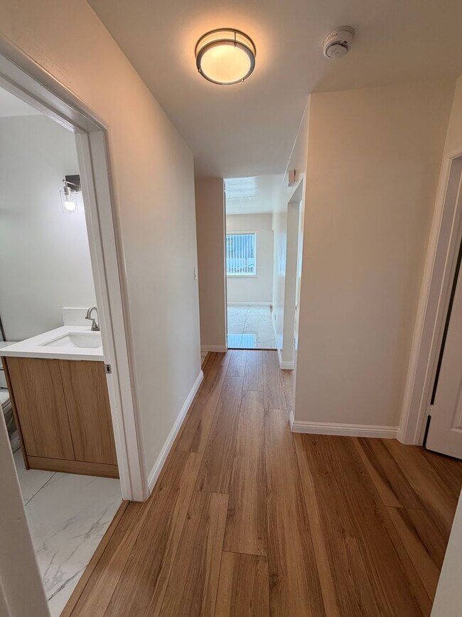 Building Photo - Completely Remodeled 2 Bed, 1 Bath in San Pedro w/ Garage Parking!
