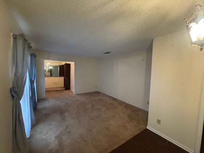 Building Photo - 3324 Cross Creek Dr