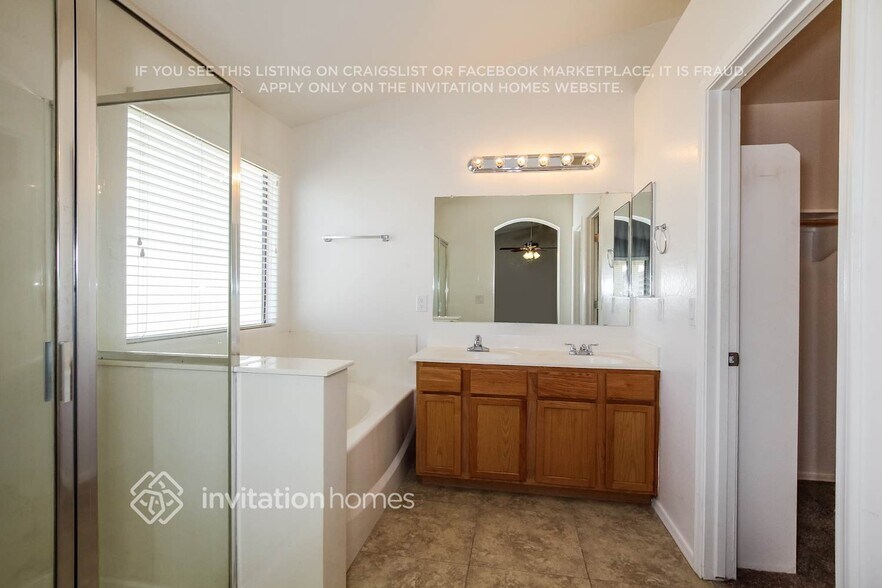 Building Photo - 2628 W Tamarisk Ave