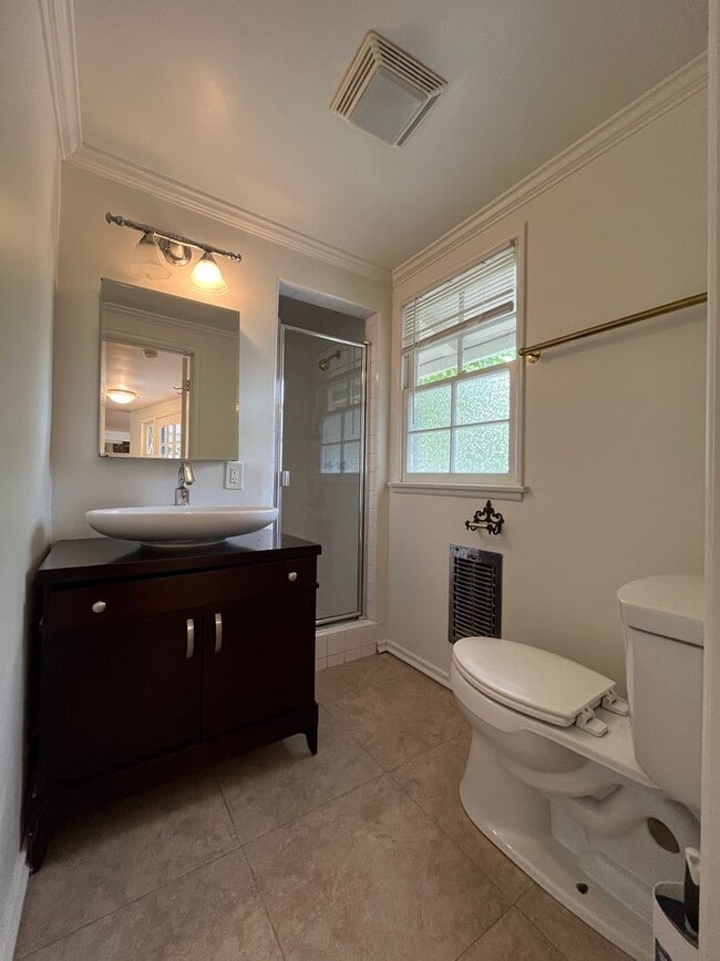 Building Photo - Encino 3+3 w/gated entry, pool + solar pan...