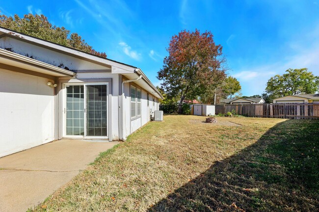 Building Photo - Great 3 bedroom 1 bathroom house that is a...