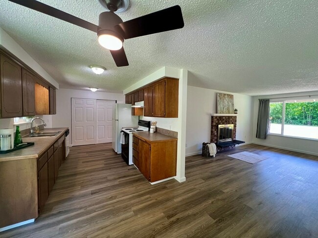 Building Photo - (#724) Duplex Near Squaxin Park - Water/Se...