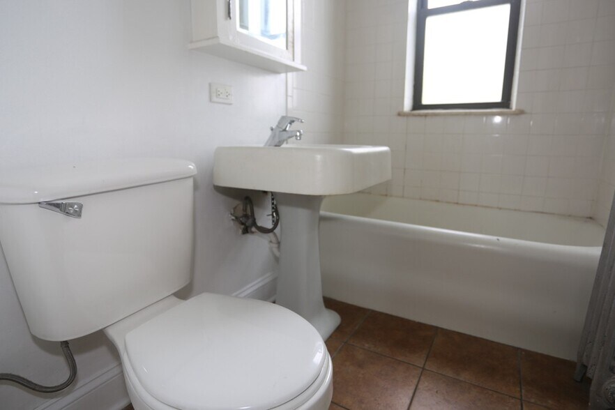 Building Photo - 4619 N Paulina St