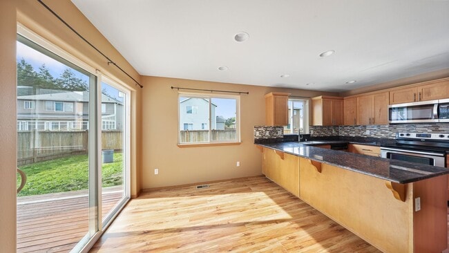 Building Photo - 3 Bed 2.5 Bath - 3 Car Garage - Groups -  ...