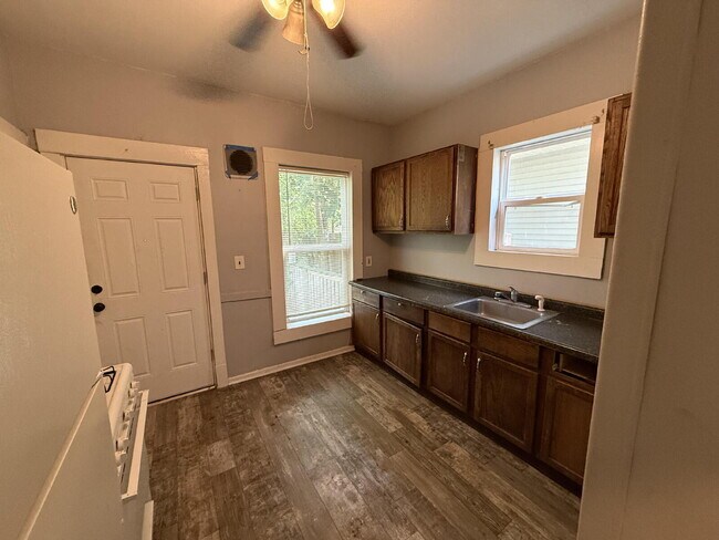 Building Photo - Spacious 1-Bedroom SE Grand Rapids