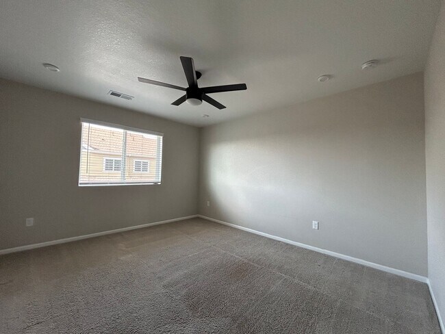 Building Photo - Modern Three Bedroom Townhome Available For Rent in Creekside