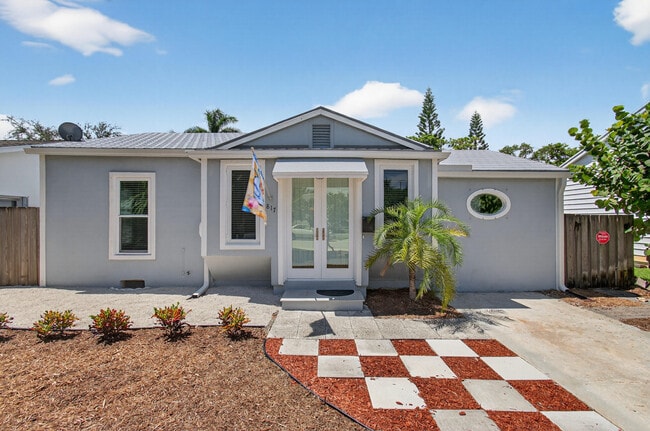 Building Photo - 817 N Palmway