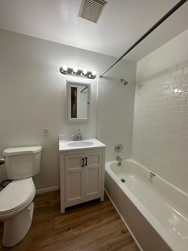 Building Photo - 609 Shattuck Ave S