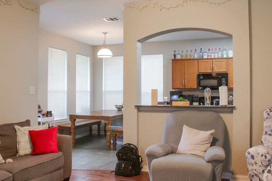 shared kitchen and dining area - 2929 McLaren Dr