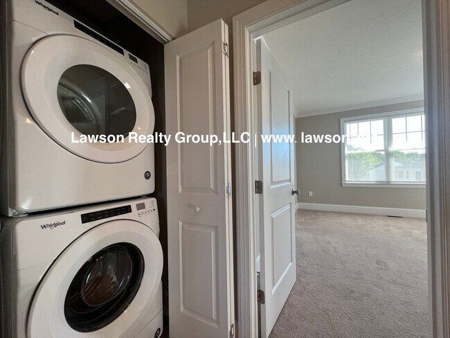 Building Photo - Upscale Three Bedroom in Colonial Green with Garage