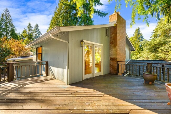 Building Photo - Charming Tri-Level Home in Ideal Location ...