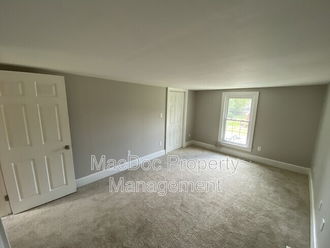 Building Photo - 210 Milford St