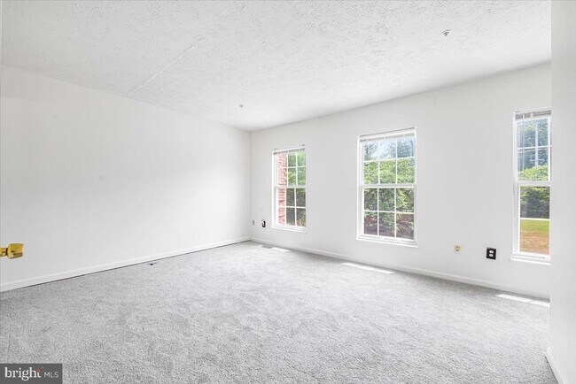 Building Photo - 11304 Southlakes Dr