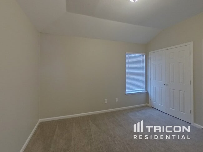 Building Photo - 3000 Everest Dr