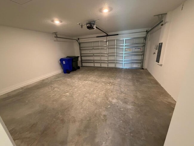 Building Photo - 2155 Lone Oak Ln