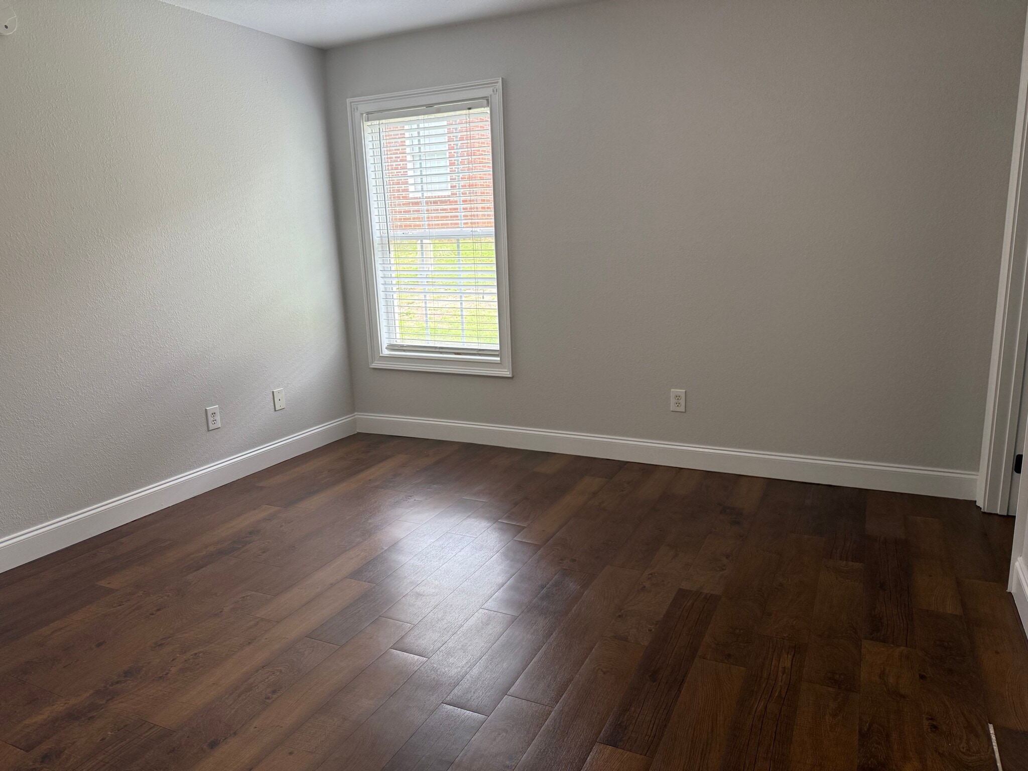 Building Photo - 802 W Longleaf Dr