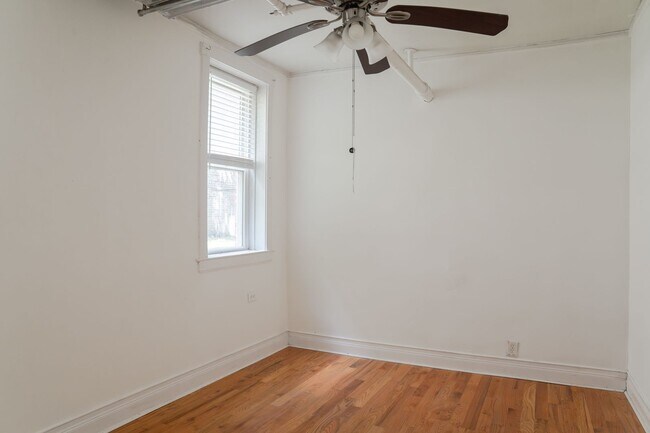 Building Photo - Albany Park - 1 Bed / 1 Bath, English Gard...