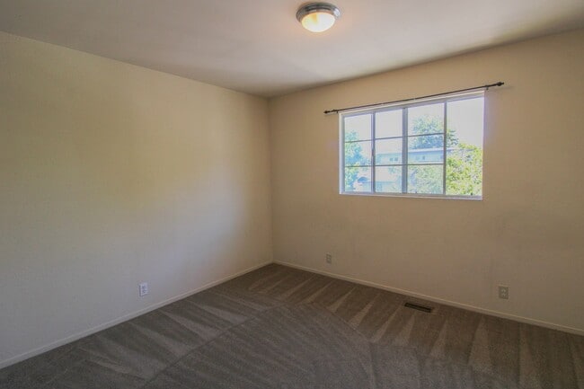 Building Photo - 2 Bedroom, 2 Bathroom + Loft - Top Floor Condo in Parkwood Village