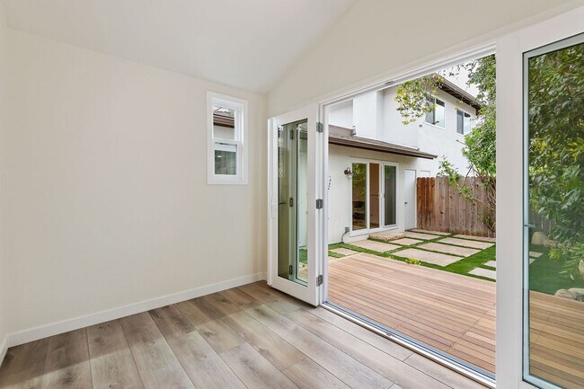 Building Photo - Welcome to this charming 2-bedroom, 1.5-ba...
