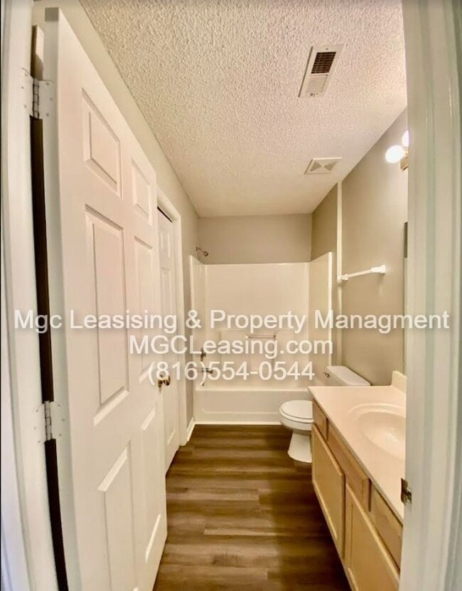 Building Photo - 1012 NE Whispering Winds Ct